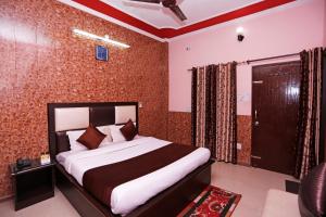 Ένα ή περισσότερα κρεβάτια σε δωμάτιο στο Hotel O Mehfil Hotel +38 φωτογραφίες