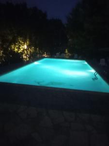 Bazén v ubytování Hôtel Le Robinson nebo v jeho okolí + 1 fotografie
