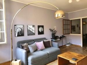 a living room with a blue couch and a table at Sunny Old Town Flat-Walk Everywhere-Sleeps 4 in Bern