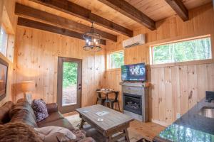 Η κουζίνα ή μικρή κουζίνα στο 1 Mile to Downtown West Jefferson Camping Cabin #7