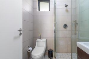 Un baño con ducha, inodoro y lavabo. en AlimamaSpaces - The View Studio, en Fourways 10 fotos más