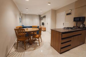 eine Küche und ein Esszimmer mit Tisch und Stühlen in der Unterkunft Havn Blue 5002 in El-Alamein + 7 Fotos
