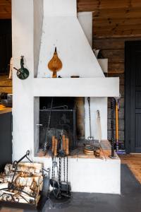 a white fireplace in a living room with at Trysil Hyttekos & Panorama in Trysil +21 photos