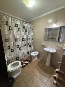 une salle de bain avec deux toilettes et un lavabo dans l'établissement Victoria, à Salta