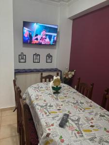 d'une table à manger avec une télévision murale. dans l'établissement Victoria, à Salta