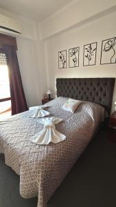 une chambre avec un lit avec deux serviettes dessus dans l'établissement Victoria, à Salta