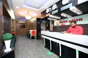 Un hombre sentado en un bar de un restaurante. en Hotel O Ishita Residency, en Amritsar 19 fotos más