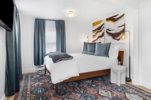 a bedroom with a bed and a rug at Hudson Escape W Hot Tub Bridge View in Highland