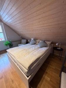 Postel nebo postele na pokoji v ubytování Charmante Ferienwohnung am See