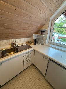 Kuchyň nebo kuchyňský kout v ubytování Charmante Ferienwohnung am See