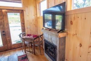 Gallery image of 1 Mile to Downtown West Jefferson Camping Cabin #4 in West Jefferson