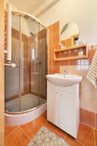 Ett badrum på Domek i Apartamenty Stokrotka
