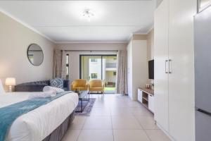 Un dormitorio con una cama y una sala de estar. en AlimamaSpaces - Rodney's Studio, en Fourways 20 fotos más