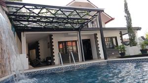 a house with a swimming pool in front of a house at Casa Chalet San Marcos Neiva in Neiva