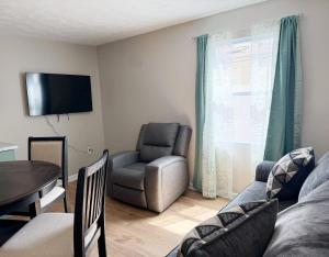 Una sala de estar con un sofá, una silla y una mesa. en 5th Street Retreat - KING 1BD-1BA Apt in Henderson, en Henderson