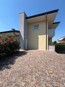 a brick driveway in front of a house at Dany's Chill House in Paderno Franciacorta