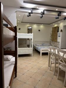 Postel nebo postele na pokoji v ubytování sar 1 balcony + 2 fotografie