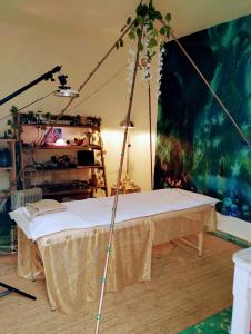 Cama en habitación con barra en WorldBridger Portal de Mexico, en San Cristóbal de Las Casas