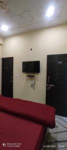 Televiisor ja/või meelelahutuskeskus majutusasutuses Vaishno Mata homestay