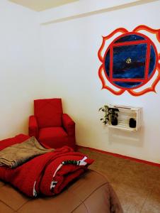 1 dormitorio con silla roja y ventana en WorldBridger Portal de Mexico, en San Cristóbal de Las Casas 15 fotos más
