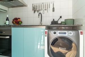 a washing machine in a kitchen with a counter at Terrassa de Mar Apartment in Masnou