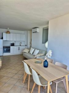 a living room with a table and a couch at Apartamento Paraíso del Sol in Benajarafe