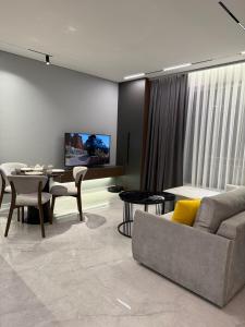 Et opholdsområde på Piramit Tower New High-Tech Apartment