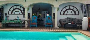 a house with a swimming pool and a kitchen at Domaine le lanis la Taniére de Ambre in Saint-Girons