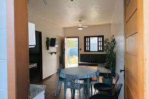 a kitchen and dining room with a table and chairs at Casinhas Terõ - in Boracéia