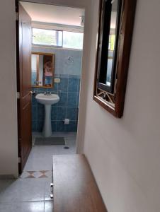 un baño con lavabo y espejo en Villa luxoa, en Ricaurte