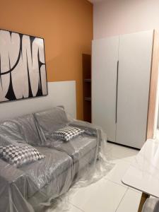 - une chambre avec un lit et un réfrigérateur dans l'établissement Majestic Residence KLCC, à Kuala Lumpur