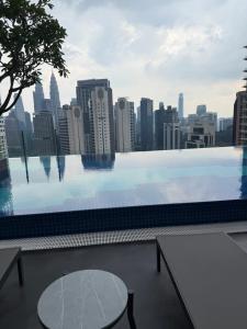 une piscine avec vue sur les toits de la ville dans l'établissement Majestic Residence KLCC, à Kuala Lumpur