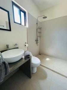 Un baño de Casa Flores Ocean view 10 min to Carrillo