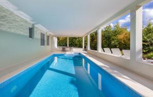 een zwembad met uitzicht op een huis bij Villa Roko in Barban