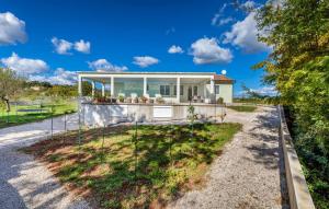 een huis met een hek ervoor bij Villa Roko in Barban