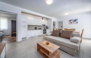 een woonkamer met een bank en een tafel bij Villa Roko in Barban