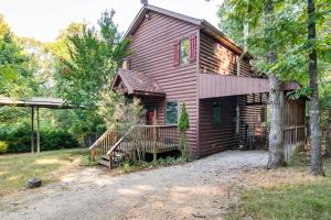 Cabaña de madera con porche y patio en Cabin on Table Rock Lake with Hot Tub and Fire Pit!, en Blue Eye 26 fotos más