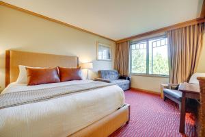 ein Hotelzimmer mit einem großen Bett und einem Stuhl in der Unterkunft PNW Paradise! Lodge Condo in Suncadia Resort in Cle Elum + 29 Fotos