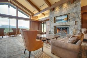 ein Wohnzimmer mit einem Steinkamin und Möbeln in der Unterkunft PNW Paradise! Lodge Condo in Suncadia Resort in Cle Elum