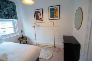 ein Schlafzimmer mit einem Bett und einem Spiegel an der Wand in der Unterkunft Flat Sixteen in Redcar