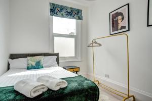 ein Schlafzimmer mit einem Bett mit Handtüchern darauf in der Unterkunft Flat Sixteen in Redcar