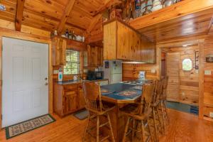 Kuchyň nebo kuchyňský kout v ubytování Just Us by American Patriot Getaways