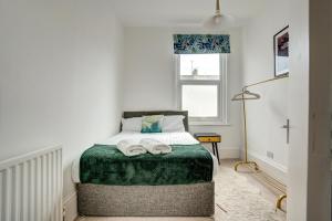 ein Schlafzimmer mit einem Bett mit zwei Handtüchern darauf in der Unterkunft Flat Sixteen in Redcar + 22 Fotos