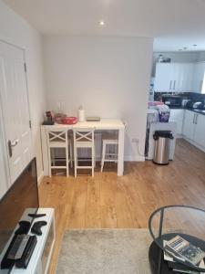 Η κουζίνα ή μικρή κουζίνα στο Fabulous two bedroom flat with concierge +1 φωτογραφίες