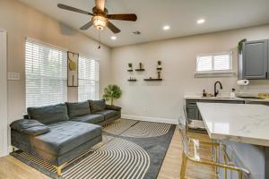 Una sala de estar con un sofá y una cocina. en Walk to Carrollton Ave Eats Bright NOLA Duplex!, en Nueva Orleans