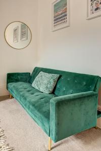 ein grünes Sofa im Wohnzimmer in der Unterkunft Flat Sixteen in Redcar