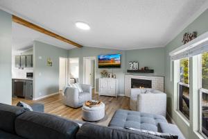 TV a/nebo společenská místnost v ubytování Kozy Retreat At The Lake by American Patriot Getaways