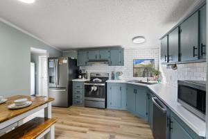 Kuchyň nebo kuchyňský kout v ubytování Kozy Retreat At The Lake by American Patriot Getaways