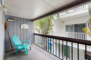 een blauwe stoel op het balkon van een huis bij Seashell 20 in Clearwater Beach
