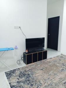 Μια τηλεόραση ή/και κέντρο ψυχαγωγίας στο Dahlia Homestay 3